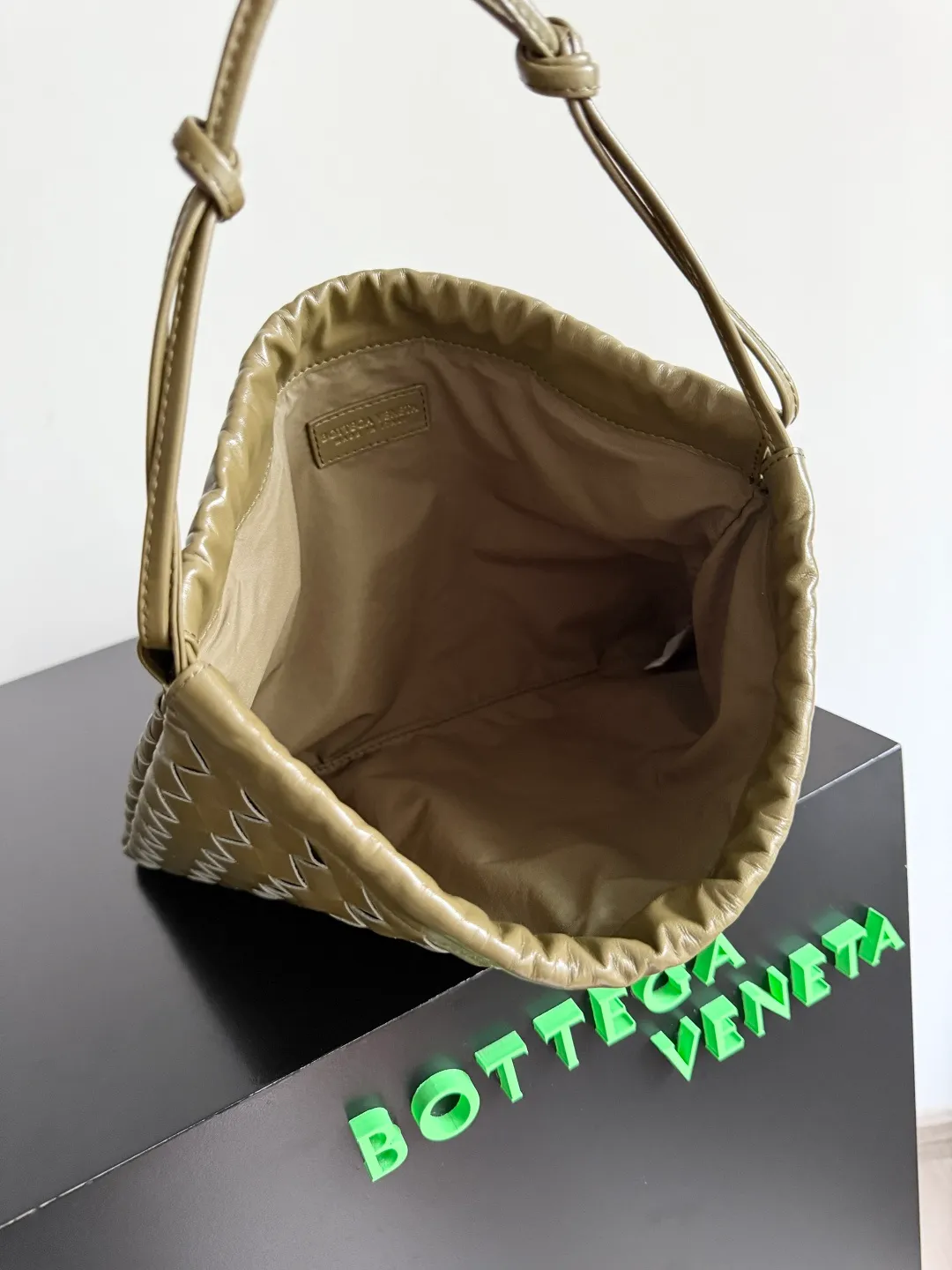 Batch 1560 Armpit bags have become a fashionable item that every girl has in their hands in recent years🛍️. The elegant and simple style has won the love of many people of different ages. However, there is an unavoidable trouble with armpit bags, that is, the capacity is too small, and BOTTEGA VENETA’s new Dustbag Considering people's travel needs, the capacity of garbage bags has been greatly upgraded. Folding umbrellas, water cups, and girls' makeup powder and lipstick can all be accommodated. It is very light and resistant to dirt. Even if you have a lot of things when traveling, it can reduce the burden to a certain extent. The shoulder straps are buckled and can be changed at will. It can be used for hand holding or as the liner of a large bag. After the drawstring is drawn, it looks like a cloud bag. It is very suitable for concave styling when traveling in summer🙋🏻‍♀️ Style number: 796728 Size: 32*23*1cm